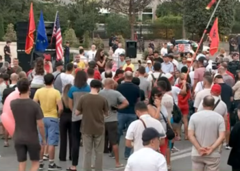 Dita e 50-të, qytetarët marshojnë drejt Kryeministrisë, paralajmërohet protestë nesër te Kuvendi
