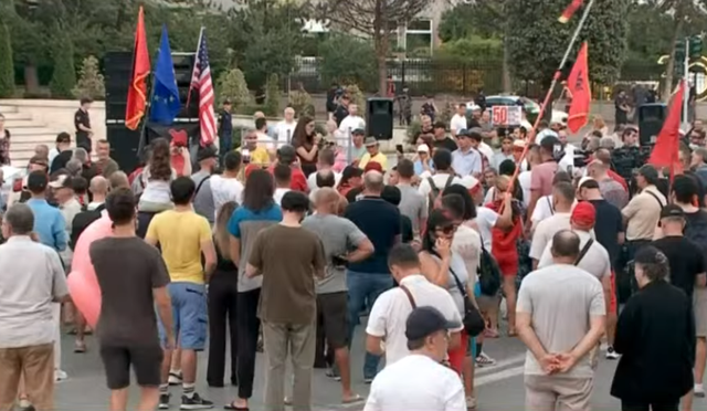 Dita e 50-të, qytetarët marshojnë drejt Kryeministrisë, paralajmërohet protestë nesër te Kuvendi