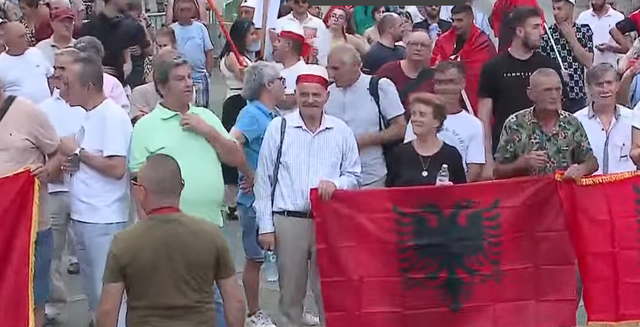 “Mbret pa popull”/ Protestuesit marshojnë drejt Kryeministrisë: Rama jepe dorëheqjen!