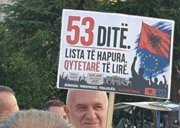 Pankartat pikante nga dita e 53-të e protestës qytetare në Tiranë