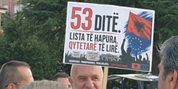 Pankartat pikante nga dita e 53-të e protestës qytetare në Tiranë