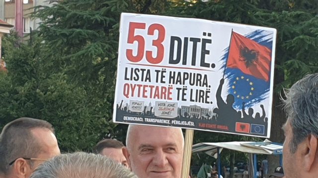 Pankartat pikante nga dita e 53-të e protestës qytetare në Tiranë