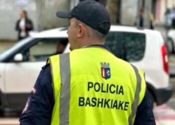 Plas grushti në zyrat e Policisë Bashkiake në Tiranë, efektivi godet shefin gjatë konfliktit