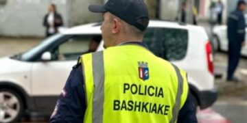 Plas grushti në zyrat e Policisë Bashkiake në Tiranë, efektivi godet shefin gjatë konfliktit