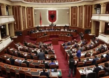 “Kërkesat e protestesve duhet të pranohen”/ PD bojkoton seancën e nesërme në Kuvend