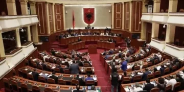 “Kërkesat e protestesve duhet të pranohen”/ PD bojkoton seancën e nesërme në Kuvend