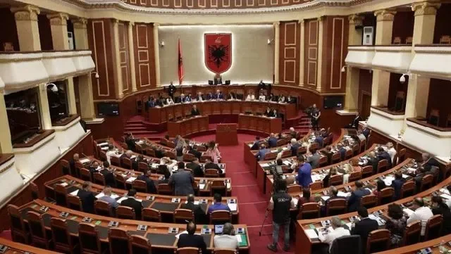 “Kërkesat e protestesve duhet të pranohen”/ PD bojkoton seancën e nesërme në Kuvend