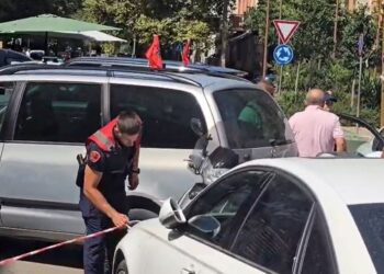 Konflikt mes dy të rinjve në Durrës, njëri prej tyre përfundon në spital