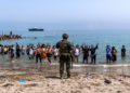 Dyndja e emigrantëve në Ceuta, Italia mbyll kufijtë ajrorë dhe detarë me Spanjën