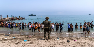 Dyndja e emigrantëve në Ceuta, Italia mbyll kufijtë ajrorë dhe detarë me Spanjën
