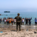 Dyndja e emigrantëve në Ceuta, Italia mbyll kufijtë ajrorë dhe detarë me Spanjën