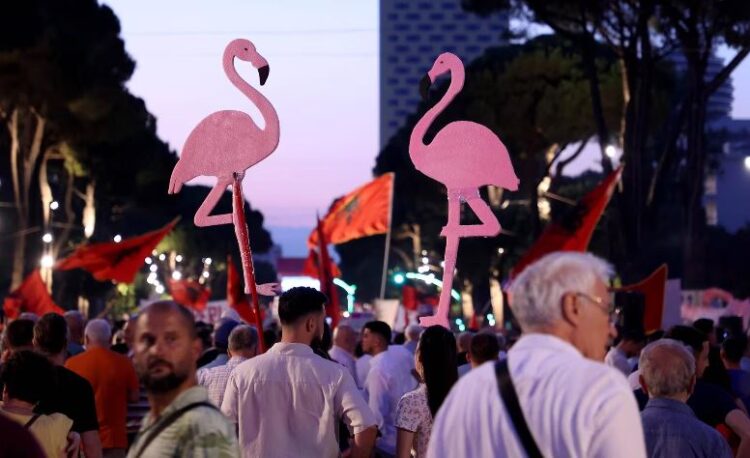 “Kryeministri luan kartën e provokimit me Kanye West” – Gazeta zvicerane “Le Temps”i bën jehonë portestës në Shqipëri