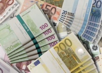 Euro në rekord historik, këmbehet 93.7 lekë! Në 10 vjet u zhvlerësua me 31.5%