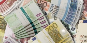 Euro në rekord historik, këmbehet 93.7 lekë! Në 10 vjet u zhvlerësua me 31.5%