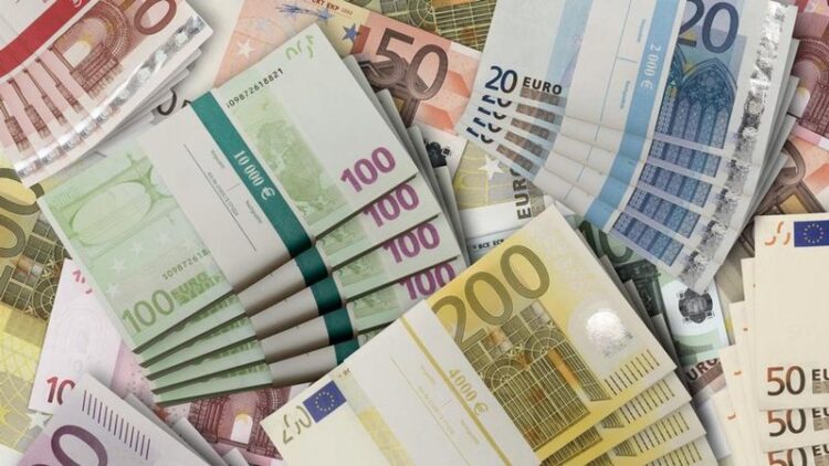 Euro në rekord historik, këmbehet 93.7 lekë! Në 10 vjet u zhvlerësua me 31.5%