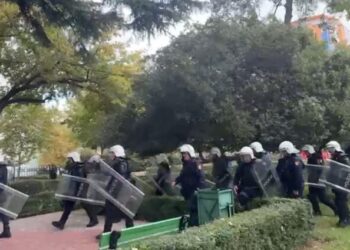 Pritet protestë para Gjykatës së Tiranës, 21 të arrestuarit dalin sot  për vlerësimin e masës