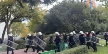 Pritet protestë para Gjykatës së Tiranës, 21 të arrestuarit dalin sot  për vlerësimin e masës