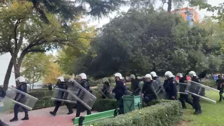 Pritet protestë para Gjykatës së Tiranës, 21 të arrestuarit dalin sot për vlerësimin e masës