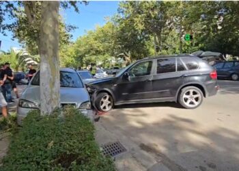 BMW-ja humb kontrollin dhe përplaset me dy automjete të parkuara, plagoset drejtuesi