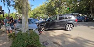 BMW-ja humb kontrollin dhe përplaset me dy automjete të parkuara, plagoset drejtuesi