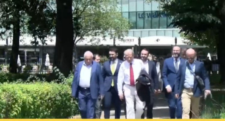 PD rikthehet në Kuvend, deputetët demokratë hyjnë nga porta e Akademisë së Shkencave