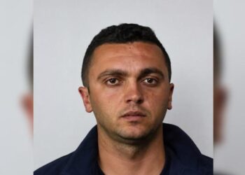 Pjesë e sherrit të Denis Tafilit/ Efektivi mohon njohjen me të kërkuarin nga SPAK, AMP i sekuestron armën