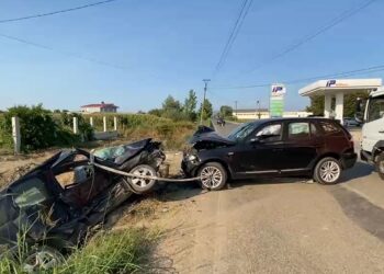 Aksident tragjik në rrugën e Divjakës, humb jetën babai, plagosen 3 fëmijët dhe 2 persona të tjerë