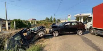 Aksident tragjik në rrugën e Divjakës, humb jetën babai, plagosen 3 fëmijët dhe 2 persona të tjerë