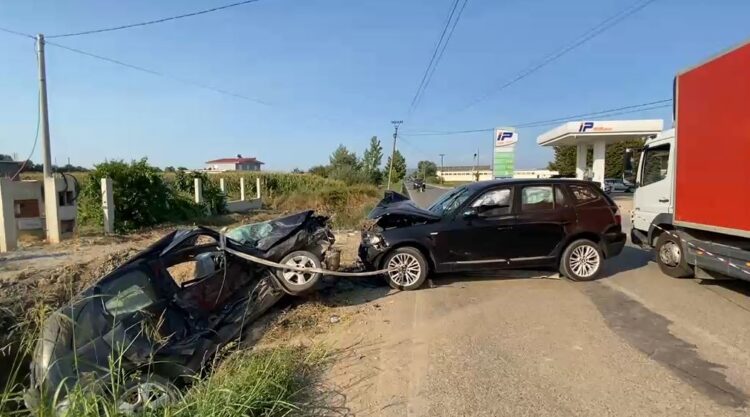 Aksident tragjik në rrugën e Divjakës, humb jetën babai, plagosen 3 fëmijët dhe 2 persona të tjerë