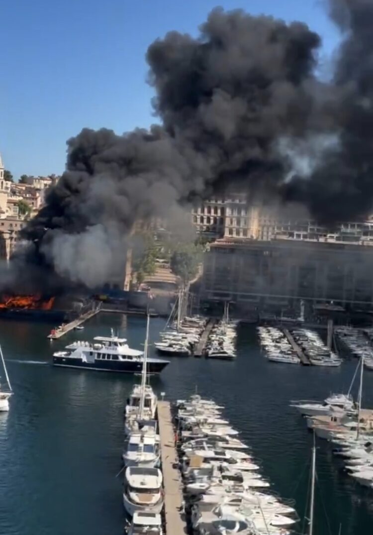 Zjarr në Portin e Vjetër të qytetit/ Digjen dhe fundosen dy anije, 14 të lënduar