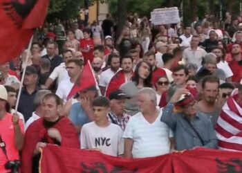 36 ditë revoltë në Tiranë, sheshi sërish i mbushur/ Aktivistja: Zëri i protestës po dëgjohet kudo