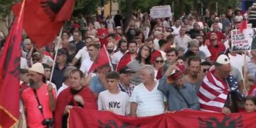 36 ditë revoltë në Tiranë, sheshi sërish i mbushur/ Aktivistja: Zëri i protestës po dëgjohet kudo