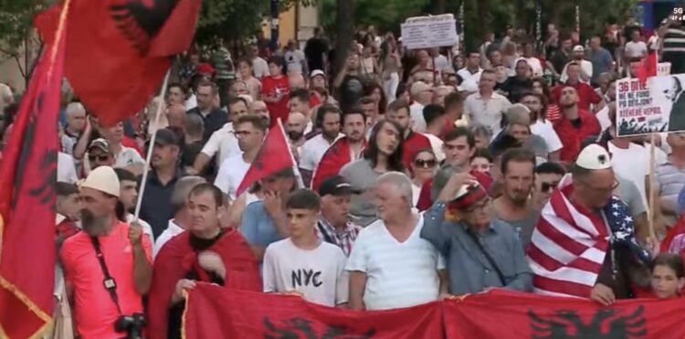 36 ditë revoltë në Tiranë, sheshi sërish i mbushur/ Aktivistja: Zëri i protestës po dëgjohet kudo