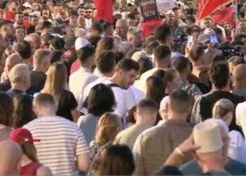 Protestuesja shpërthen ndaj Ramës: Kërkoji falje popullit dhe largohu!