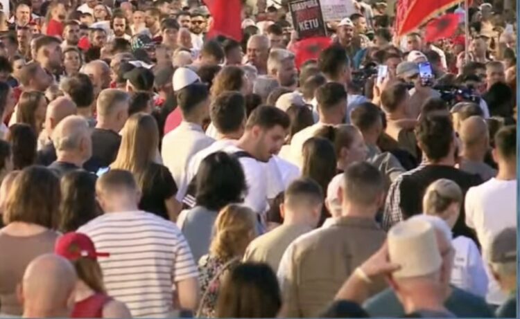 Protestuesja shpërthen ndaj Ramës: Kërkoji falje popullit dhe largohu!