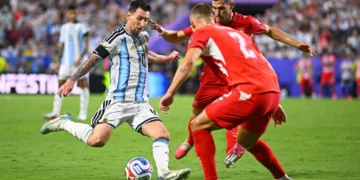 Messi lufton për të ruajtur trofeun, Argjentina mposht Zvicrën që mbeti me 10 lojtarë