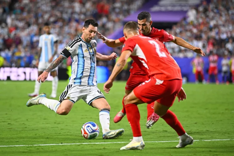 Messi lufton për të ruajtur trofeun, Argjentina mposht Zvicrën që mbeti me 10 lojtarë
