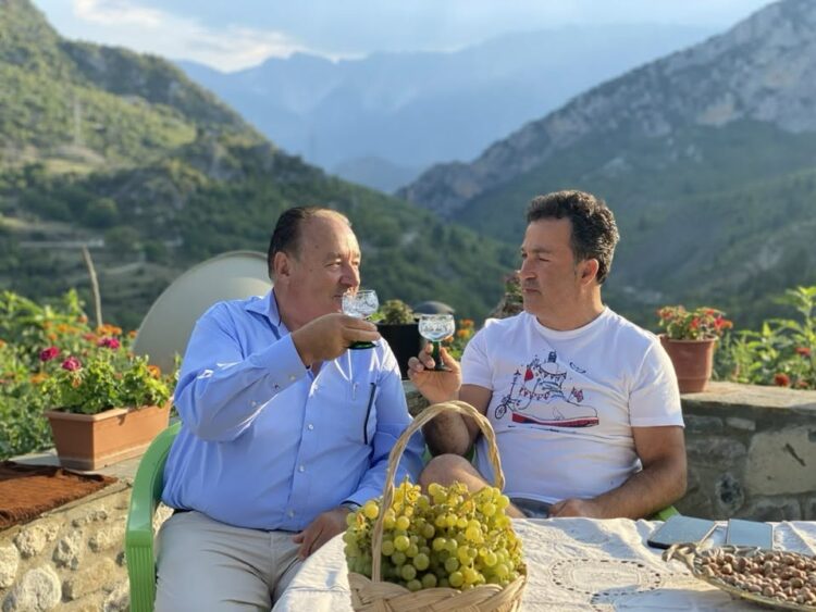 Filo i Korçës i firmos mikut të Peleshit tenderin 4 MLD lekë për pastrimin/  Pse “Maksi i Plehrave” ia dhuroi punonjëses kompaninë?