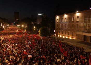 Shqiptarët në revoltë! Sot mbahet sot protesta e 32-të, qytetarët kërkojnë dorëheqjen e panegociueshme të Ramës