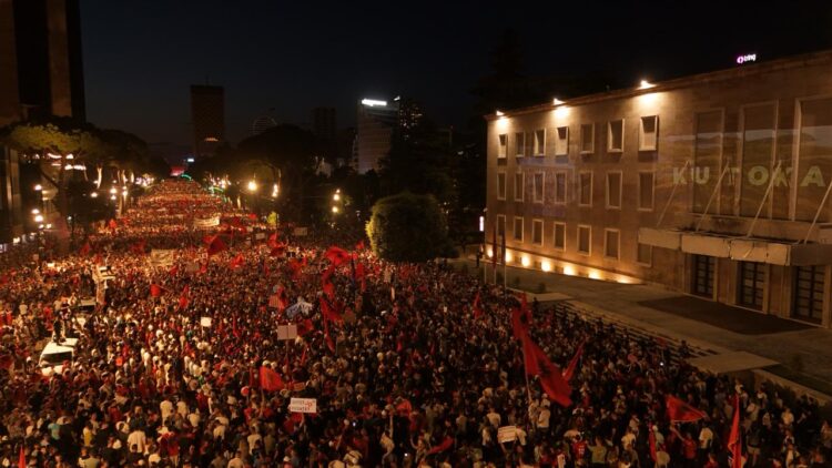 Shqiptarët në revoltë! Sot mbahet sot protesta e 32-të, qytetarët kërkojnë dorëheqjen e panegociueshme të Ramës
