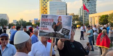 Pankartat ironike të qytetarëve: Bukë nuk ka, spektakël ka plot