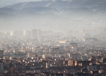 Tirana dhe Elbasani “nën pushtetin” e pluhurit, raporti nxjerr ndotësit kryesorë të ajrit