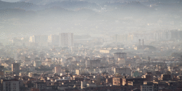 Tirana dhe Elbasani “nën pushtetin” e pluhurit, raporti nxjerr ndotësit kryesorë të ajrit