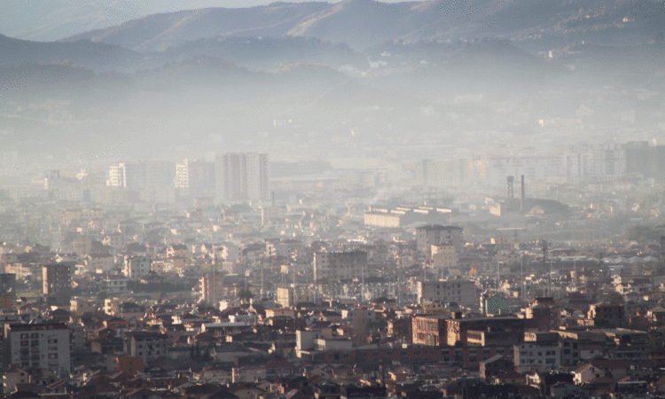 Tirana dhe Elbasani “nën pushtetin” e pluhurit, raporti nxjerr ndotësit kryesorë të ajrit
