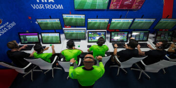FIFA ndryshon VAR-in pas polemikave, vendos gjyqtarë shtesë në stadium për fazën finale të Botërorit