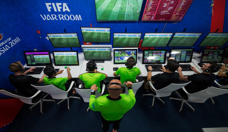 FIFA ndryshon VAR-in pas polemikave, vendos gjyqtarë shtesë në stadium për fazën finale të Botërorit
