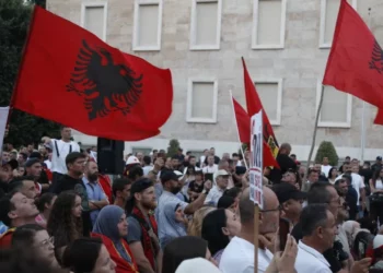 “Lironi çunat”, protestuesit nisin marshimin drejt Komisariatit nr.3