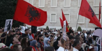 “Lironi çunat”, protestuesit nisin marshimin drejt Komisariatit nr.3
