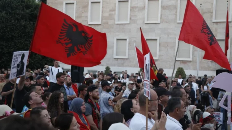 “Lironi çunat”, protestuesit nisin marshimin drejt Komisariatit nr.3
