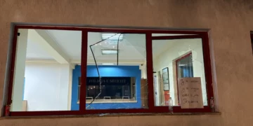 Protestuesit thyejnë xhamat e Komisariatit nr.3, policia i shpërndan me ujë, plagoset një efektive